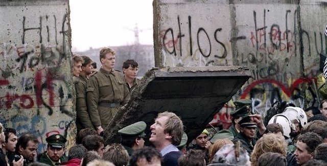 9 ноября 1989 г. началось падение Берлинской стены