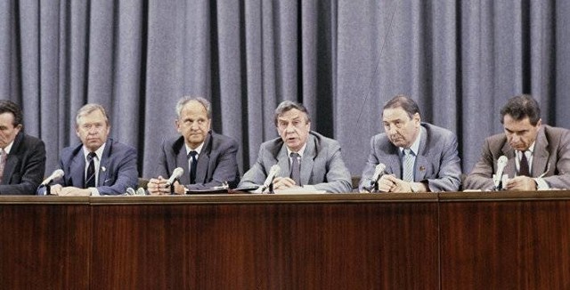 18 августа 1991 г. М. Горбачёв был взят под домашний арест в Форосе