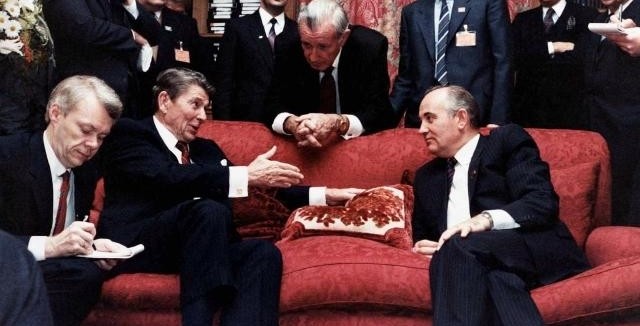 19 ноября 1985 г. М. Горбачёв встретился с президентом США