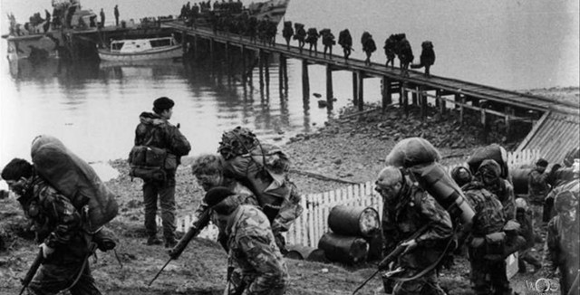 21 мая 1982 г. Британия начала высадку морского десанта на Фолклендские острова