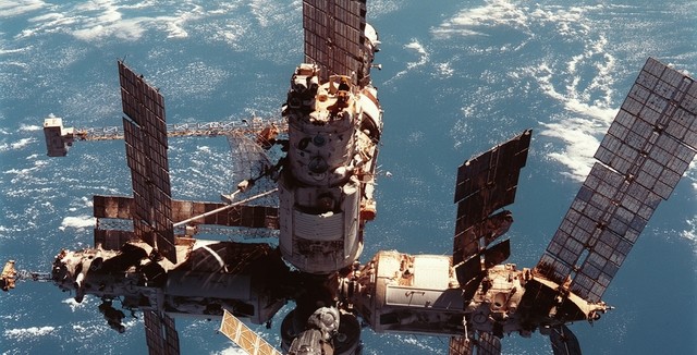 23 марта 2001 г. затопили орбитальную станцию «Мир»
