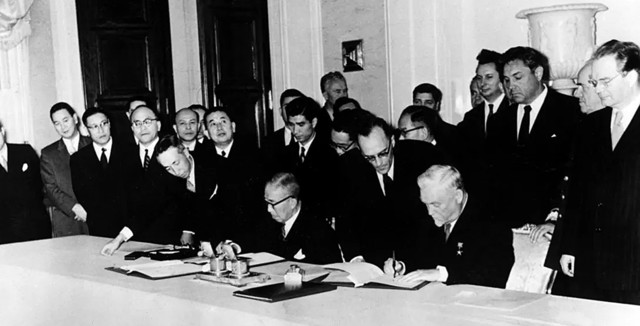19 октября 1956 г. СССР и Япония приняли Совместную декларацию по Курилам