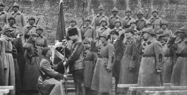 23 февраля 1918 г. началось формирование первых отрядов РККА