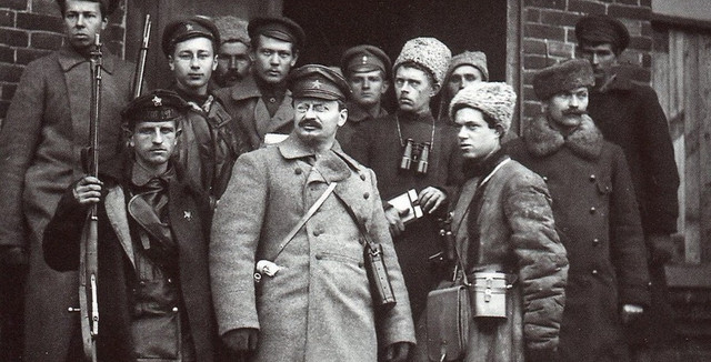 2 сентября 1918 г. образован Реввоенсовет во главе с Л. Троцким